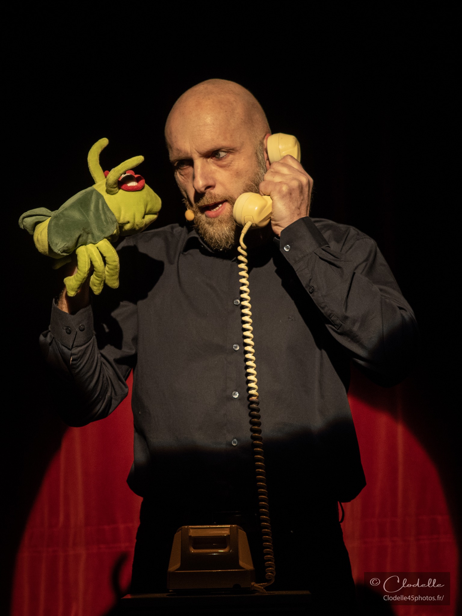 François Manuelian avec la marionnette Mario et un téléphone sur scène