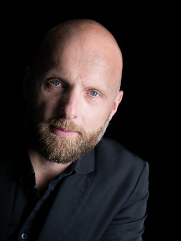 François Manuelian, directeur artistique de la compagnie Brouhaha